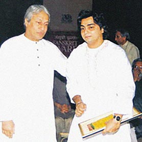 Receiving the Sanskriti Award, from Sarod Legend, Ustad Amjad Ali Khan 